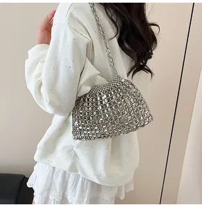 Détail du sac à bandoulière argenté fait main en perles métalliques avec texture chic