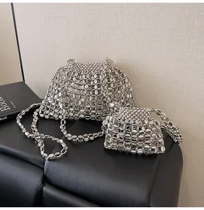 Détail d'un ensemble de sacs en perles argentées avec bandoulière et petite pochette