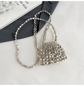 Gros plan sur les paillettes argentées et la bandoulière d'un sac tissé de luxe