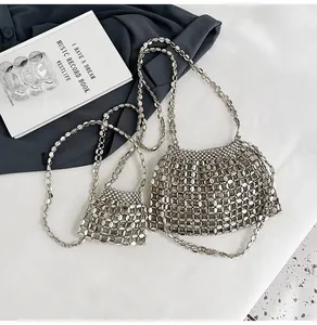 Gros plan détaillé d'un sac à bandoulière en perles métalliques argentées avec mini pochette