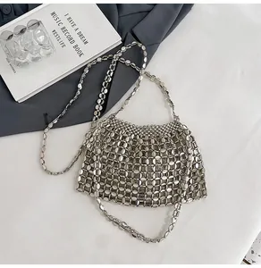Détail du sac à bandoulière en pastilles métalliques argentées avec maillons ovales et maille