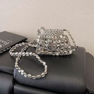 Sac à main chic en perles argentées avec design en maille et bandoulière chaîne élégante