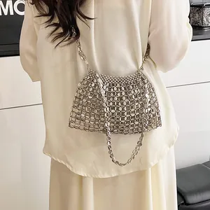 Sac à bandoulière tressé en perles métalliques argentées avec chaîne pour femme chic
