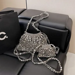 Ensemble de sacs bandoulière argentés à perles avec sequins métalliques et chaîne élégante
