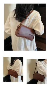 Détail de la besace marron vintage avec rabat ondulé et boucle dorée ajustable