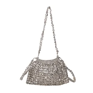 Sac à bandoulière en paillettes métalliques argentées fait main au design creux élégant