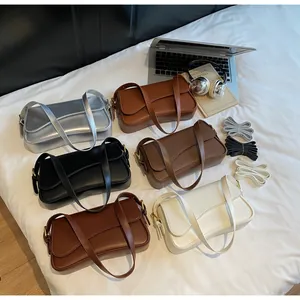 Vue de dessus de sacs de selle en cuir minimalistes en six couleurs avec sangles