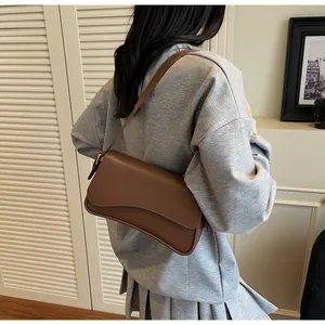 Vue détaillée d'un sac besace marron vintage avec rabat et bandoulière réglable