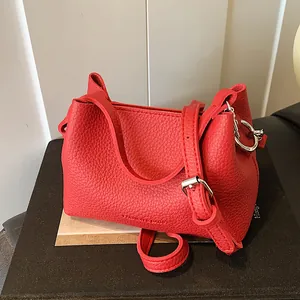 Sac bandoulière vintage rouge en cuir litchi avec bandoulière réglable et détails argentés