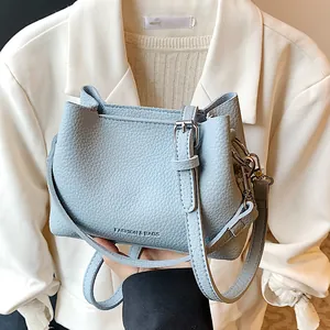 Sac seau en cuir litchi bleu clair avec poignée et bandoulière réglable pour femmes