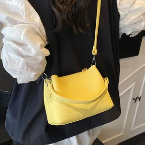 Sac bandoulière jaune vif en cuir grainé avec design tendance en forme de lune