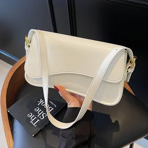 Sac bandoulière blanc minimaliste avec rabat magnétique et détails dorés pour le bureau