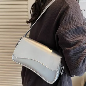Sac bandoulière argenté en PU métallisé avec rabat magnétique pour le trajet quotidien