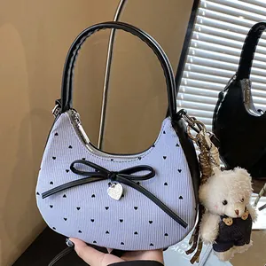 Sac à main demi-lune rayé avec nœud noir, imprimé cœur et breloque petit ours