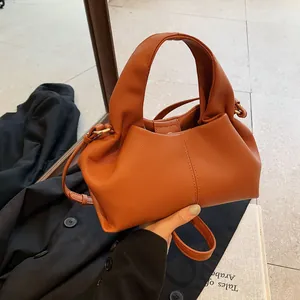 Borsa a nuvola plissettata arancione in pelle martellata con tracolla e manico