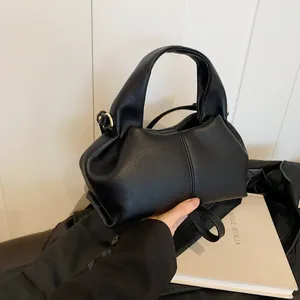 Borsa a mano a nuvola nera in pelle con grana litchi e dettagli in metallo dorato