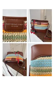 Detail einer bunten Stroh-Beuteltasche mit Lederbesatz und Erdbeer-Anhängern
