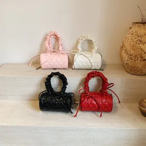 Sacs cylindriques matelassés à cœurs en quatre couleurs avec anses plissées