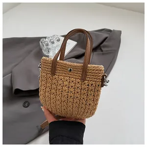 Détail du tissage en coton fait main et de l'anse marron d'un sac à bandoulière élégant