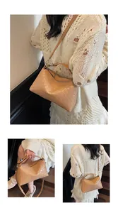 Détails de la texture en cuir tressé et de la bandoulière amovible d'un sac à main abricot