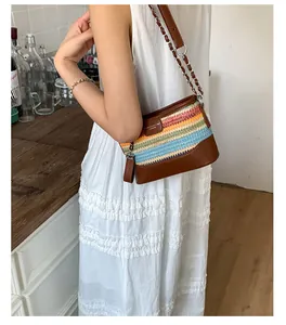 Detail der Regenbogen Web-Eimertasche mit braunem Lederboden und Ketten-Schultergurt