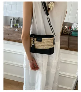 Detailansicht der Rückseite einer französischen Strohtasche mit schwarzem Lederbesatz