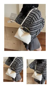 Détail de la texture en cuir tressé blanc d'un sac à bandoulière chic avec sangle