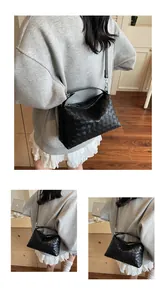 Détail du sac à main en cuir tressé noir avec motif Intrecciato et fermeture éclair en métal