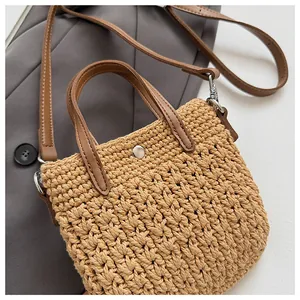 Vue détaillée du mini sac tissé en coton avec poignées en similicuir marron élégant