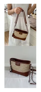 Detail der gewebten Stroh-Beuteltasche mit braunem Lederbesatz und Metallkette