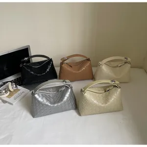 Détail montrant plusieurs couleurs de sacs à main tressés avec texture et poignées premium