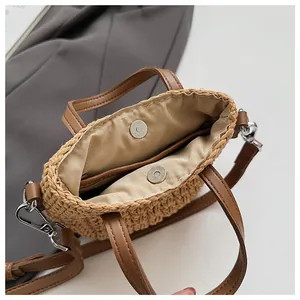 Détail de l'intérieur du sac tissé avec fermoir magnétique et lanières en cuir