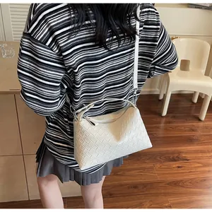 Détail du tissage crème et de la bandoulière réglable sur ce sac à main minimaliste chic