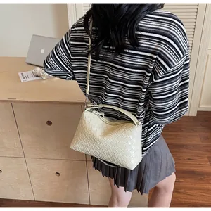 Sac à bandoulière chic crème en similicuir tressé à la main avec une finition détaillée