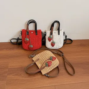 Sac Seau en Coton Tissé à la Main pour Femmes Sac à Main au Crochet Avec Pendentif Fraise Poignée en Cuir PU Plage Bandoulière