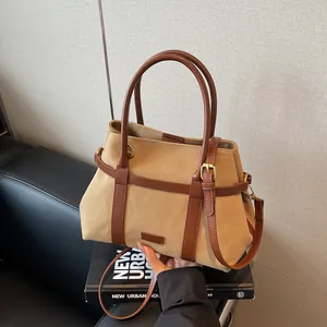 Borsa tote in tela retrò con finiture in pelle marrone e tracolla lunga in stile urbano