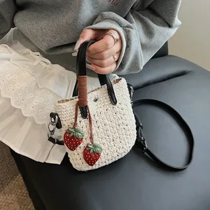 Sac cabas en coton tressé crème avec poignées en cuir et charms fraises rouges