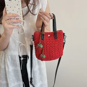 Mini sac seau au crochet rouge fait main avec breloques fraises et bandoulière noire