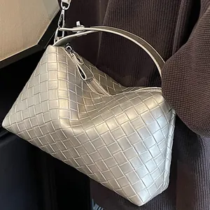 Sac hobo en cuir tressé argenté avec finition métallisée et fermeture éclair