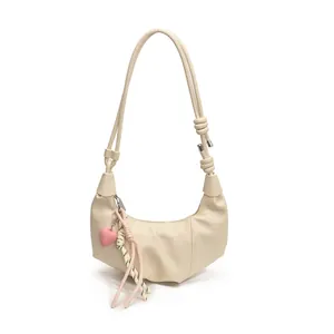Sac hobo demi-lune beige chic avec base plissée géométrique et breloque coeur