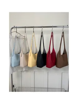 Détails de plusieurs sacs à main en cuir grainé disponibles en six couleurs tendance