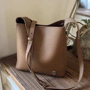 Sac Seau en Cuir PU de Grande Capacité pour Femmes Moderne Simple Texture Litchi Sac à Épaule Travail Déplacement Quotidien