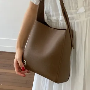 Sac hobo en cuir grainé café foncé pour femme avec logo métallique argenté élégant