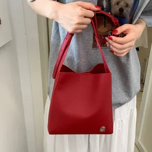 Sac sous le bras minimaliste en cuir rouge avec texture litchi et logo fer à cheval
