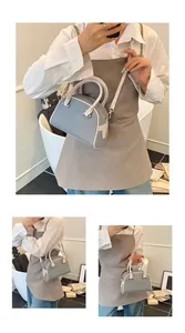 Vues détaillées du mini sac Boston gris-bleu montrant les styles porté épaule et main