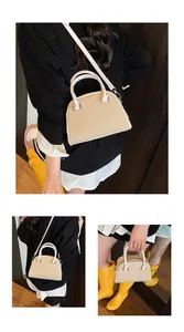 Trois vues d'un sac coquille en paille beige avec lanières en cuir blanc et détails argentés