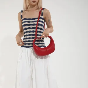 Sac croissant en cuir rouge avec bandoulière réglable et poignée pour femme