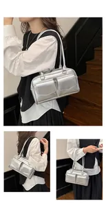 Detailansicht der silbernen Metallic-Unterachseltasche mit zwei Vordertaschen und Design
