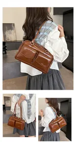 Drei-Wege-Ansicht einer dunkelbraunen Vintage-Schultertasche mit minimalistischem Outfit