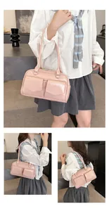 Detailansicht der rosa glänzenden Handtasche mit Vordertaschen und Silberringbeschlägen